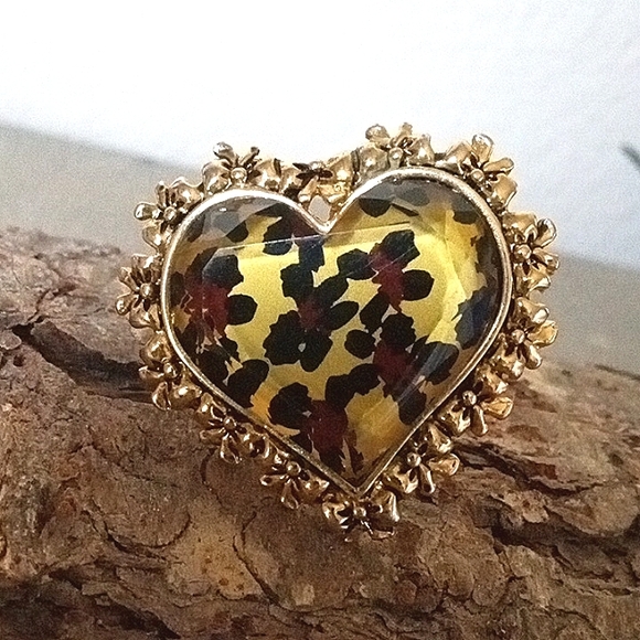 Vintage BETSEY JOHNSON Leaping Leopards Faceted Lucite Heart Ring. Size 7 - Picture 1 of 10